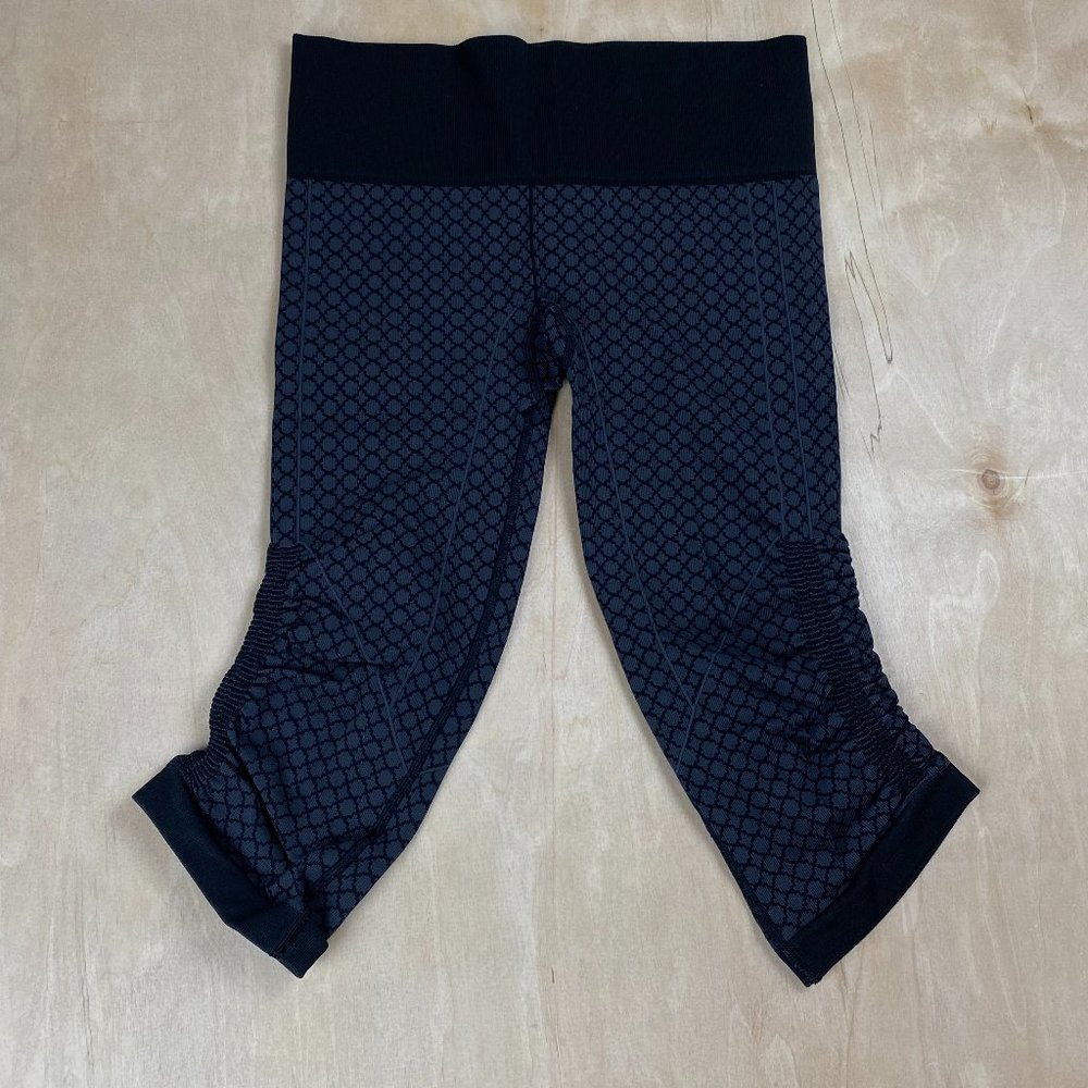 Lululemon Capris Calf Scrunch Octagonal Grey Pattern Metal Logo Women's Leggings